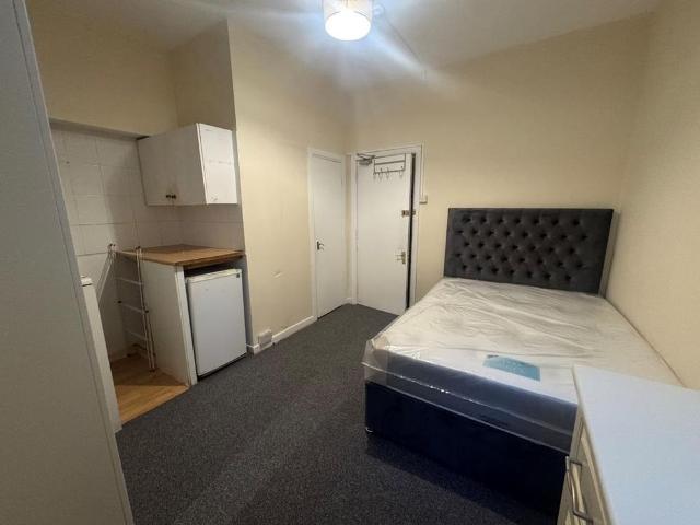 Townhouse for rent in Charminster, Bournemouth
