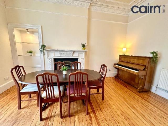 Townhouse for rent in Maryhill Park, Summerston