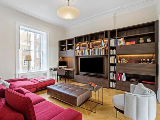 Townhouse for rent in London Borough of Camden, Greater London