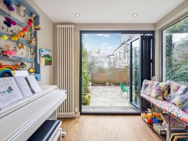 Townhouse for rent in Clapham Junction, Greater London