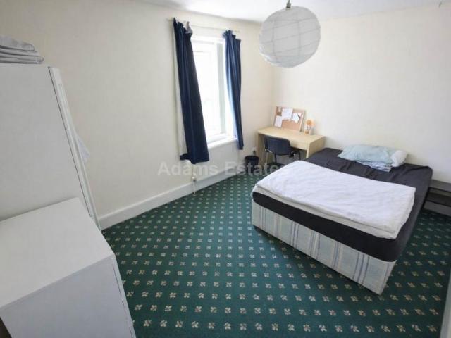 Townhouse for rent in Newtown, Reading