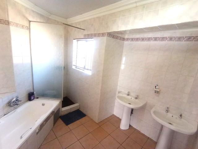 Townhouse for rent in Akasia, Gauteng