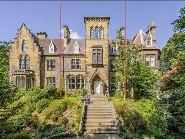 House for sale in Huddersfield, West Yorkshire