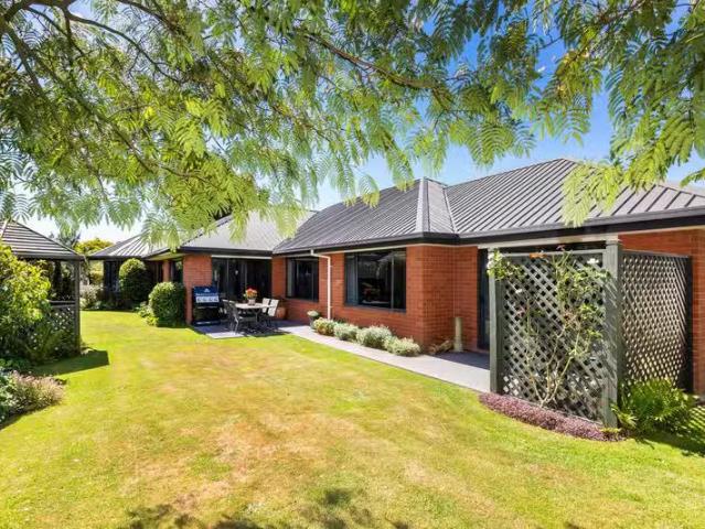 House for sale in Chaslands, Canterbury
