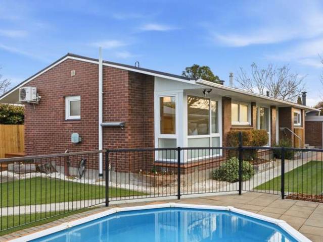 House for sale in Chaslands, Canterbury
