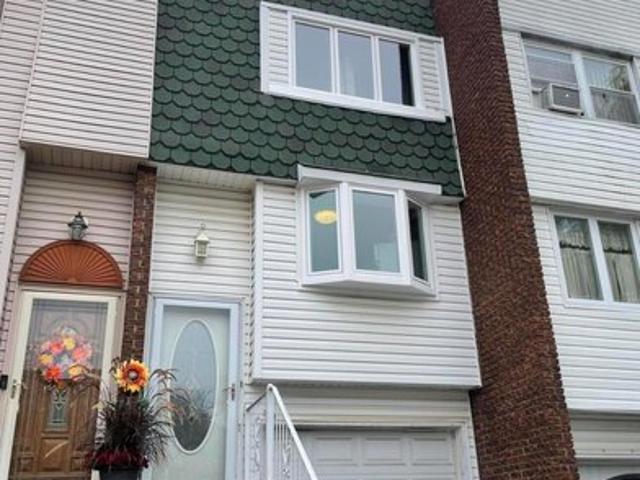 Townhouse for sale in Arverne, New York