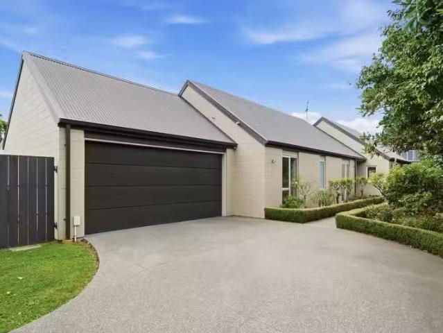 House for sale in Chaslands, Canterbury