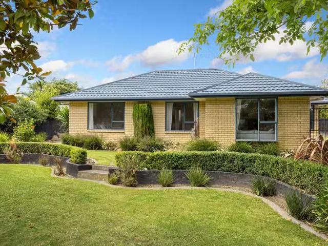 House for sale in Chaslands, Canterbury
