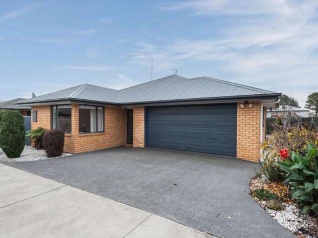 House for sale in Chaslands, Canterbury