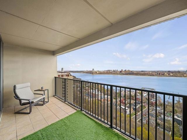 Condo for sale in Fort Lee, New Jersey
