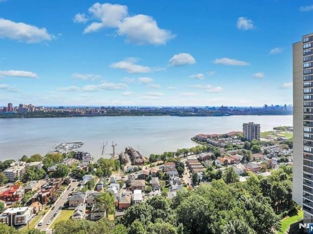 House for sale in Fort Lee, New Jersey