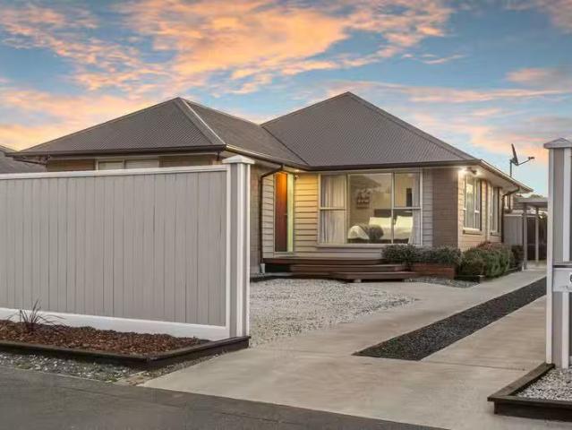 House for sale in Chaslands, Canterbury