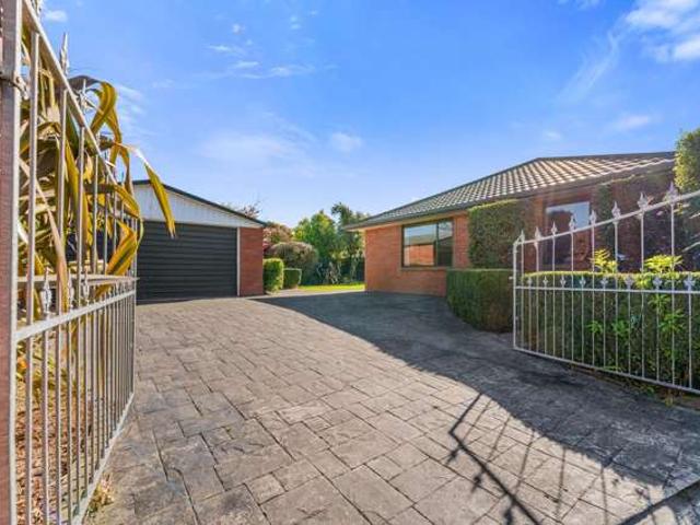 House for sale in Chaslands, Canterbury