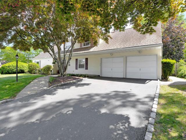 House for sale in Farmingville