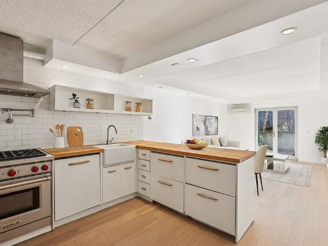 Townhouse for sale in Arverne, New York