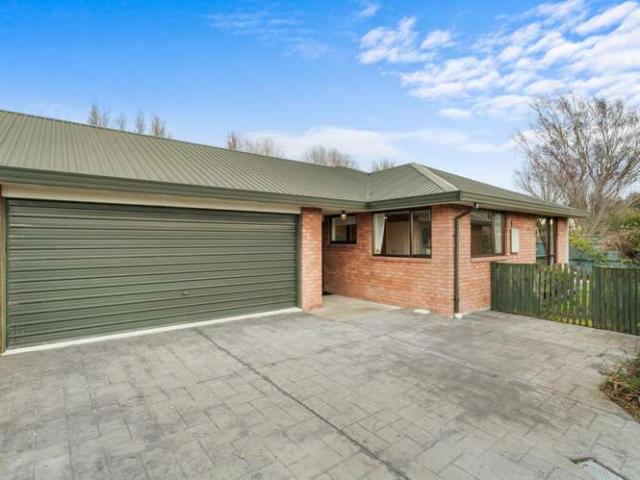 Townhouse for sale in Chaslands, Canterbury