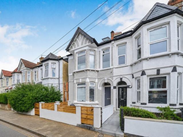 Apartment for rent in Furzedown, Greater London