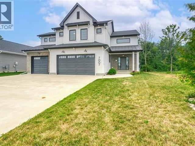 House for sale in Plympton–wyoming, Ontario