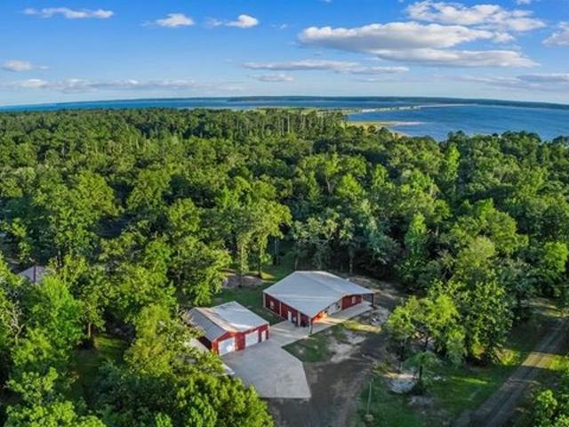 House for sale in Broaddus, Texas