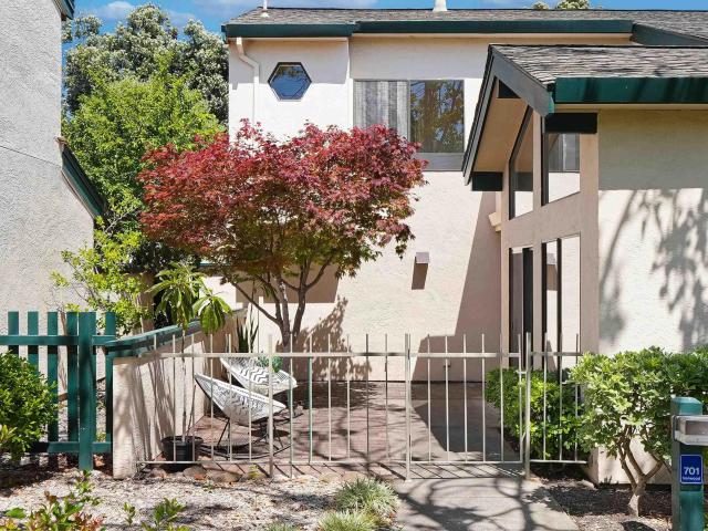 Townhouse for sale in Alameda, California