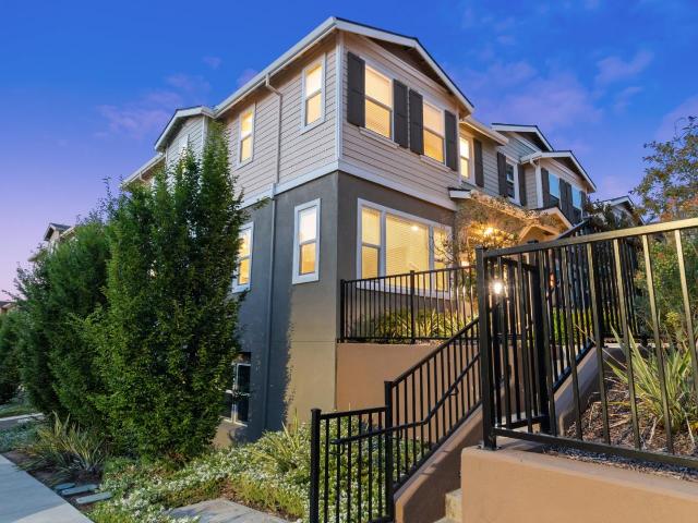 Townhouse for sale in Martinez