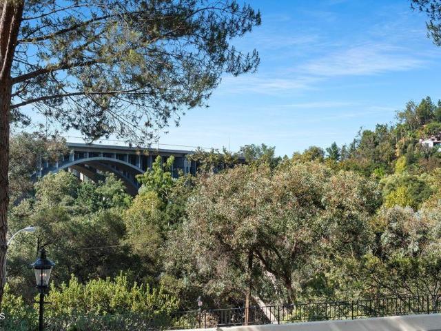 Townhouse for sale in Pasadena, California