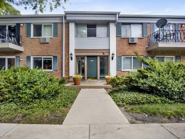 Condo for sale in Arlington Heights, Illinois