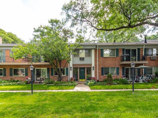 Condo for sale in Arlington Heights, Illinois