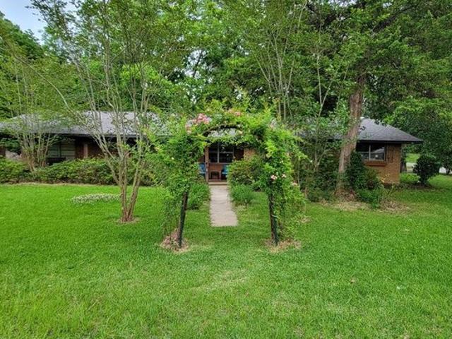 House for sale in Broaddus, Texas