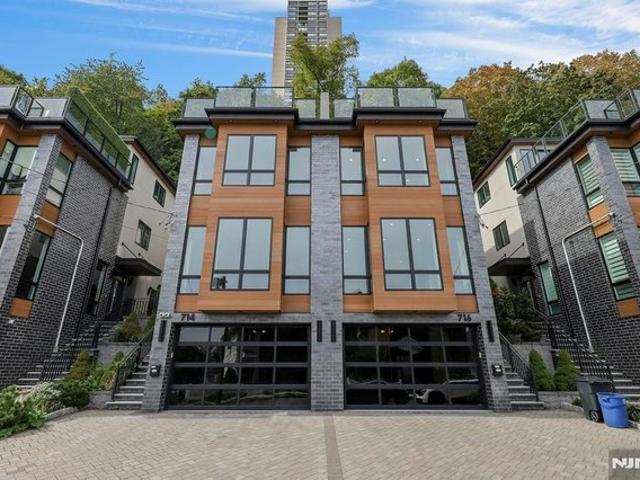 Townhouse for sale in Edgewater, New Jersey