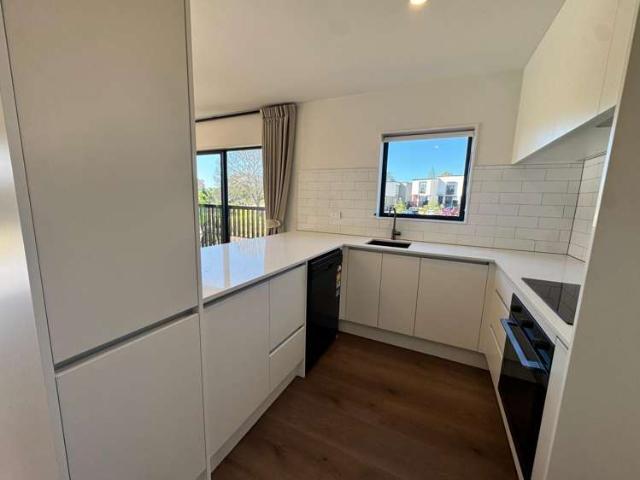 Townhouse for rent in Mount Roskill