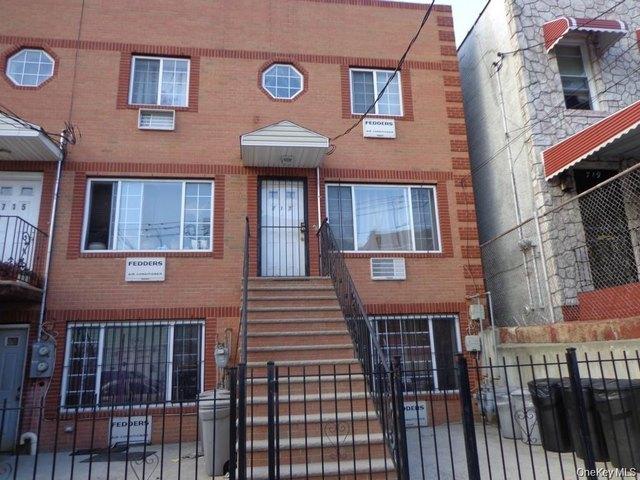 House for sale in The Bronx, Arverne