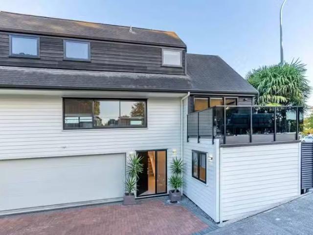 Apartment for sale in Royal Oak