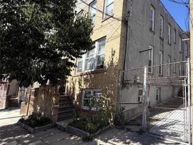 House for sale in The Bronx, Arverne