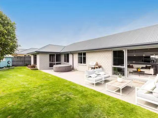 House for sale in Chaslands, Canterbury