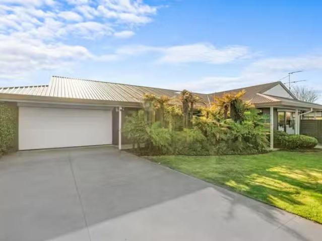 House for sale in Chaslands, Canterbury