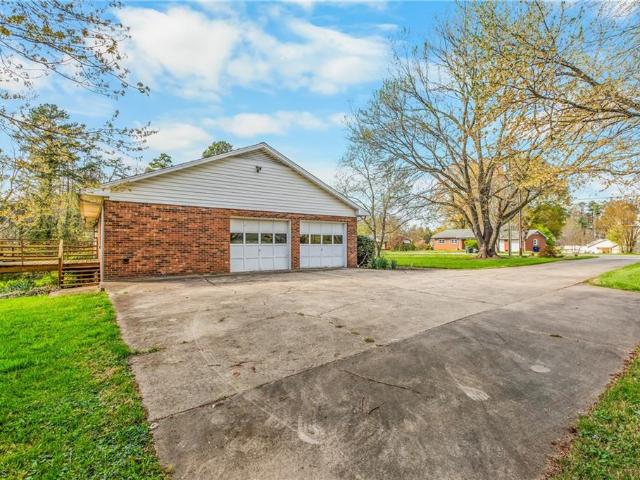 House for sale in Pfafftown, North Carolina