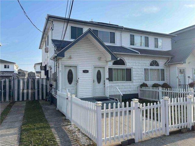 House for sale in Queens, Arverne