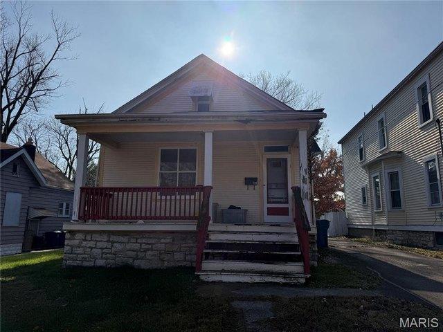 House for sale in Alton, Illinois