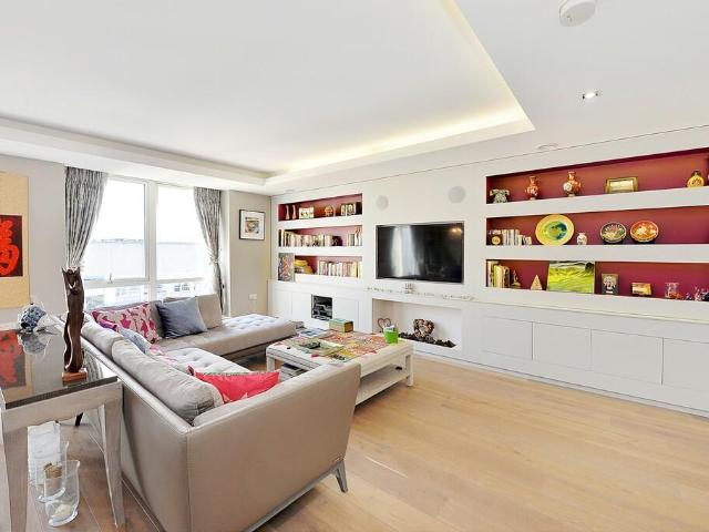 Apartment for rent in Walham Green, Greater London