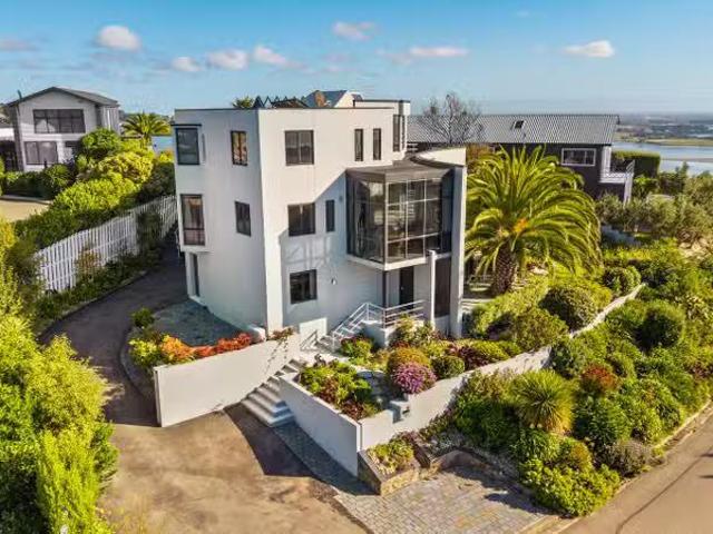 House for sale in Chaslands, Canterbury