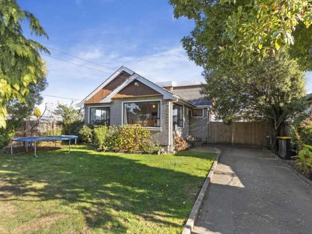 House for sale in Chaslands, Canterbury