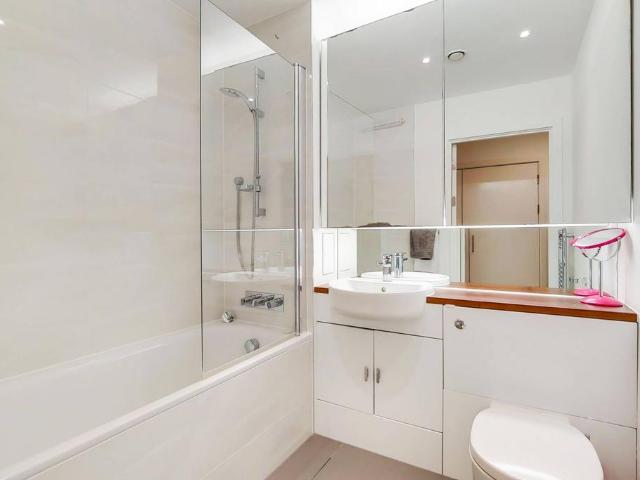 Apartment for rent in Ocean Estate, Greater London