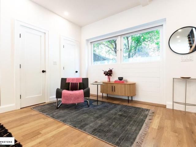 Townhouse for sale in Arverne, New York