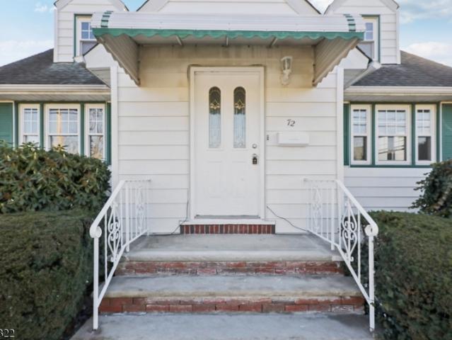 House for sale in Elmwood Park, New Jersey