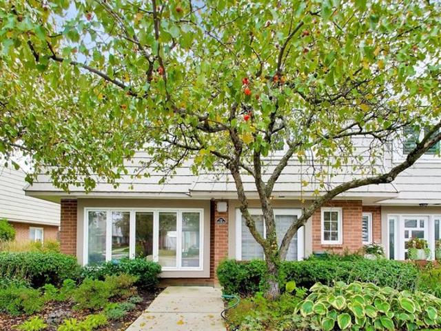 Townhouse for sale in Highland Park, Lake County