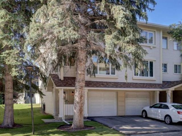 Townhouse for sale in Queensland, Calgary