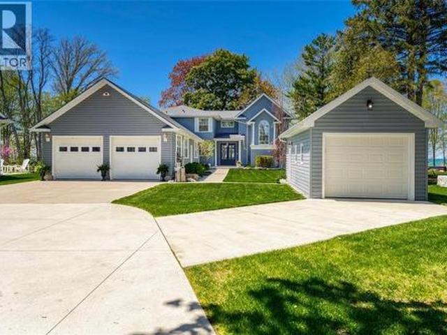 House for sale in Plympton–wyoming, Ontario