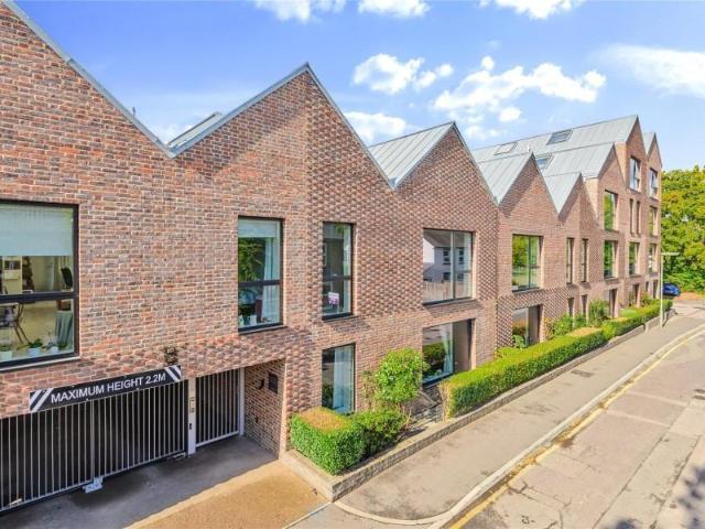 Apartment for rent in Horsell, Woking