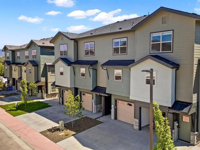 Townhouse for sale in Garden City